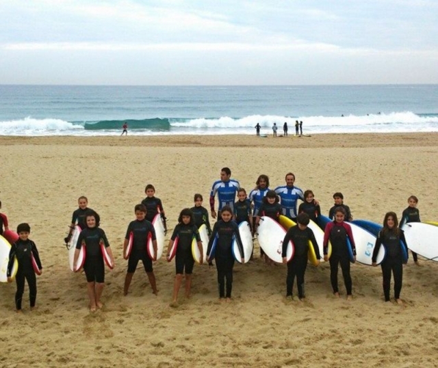  Etudiants posant dans le sable 
